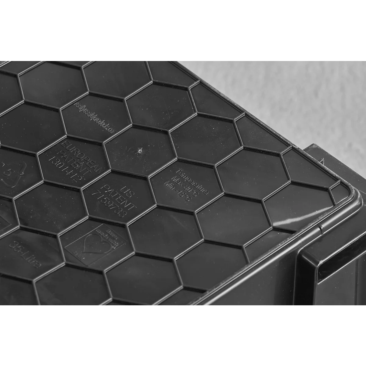 Really Useful Boxes Aufbewahrungsbox, 64L, schwarz, Griffe gelb
