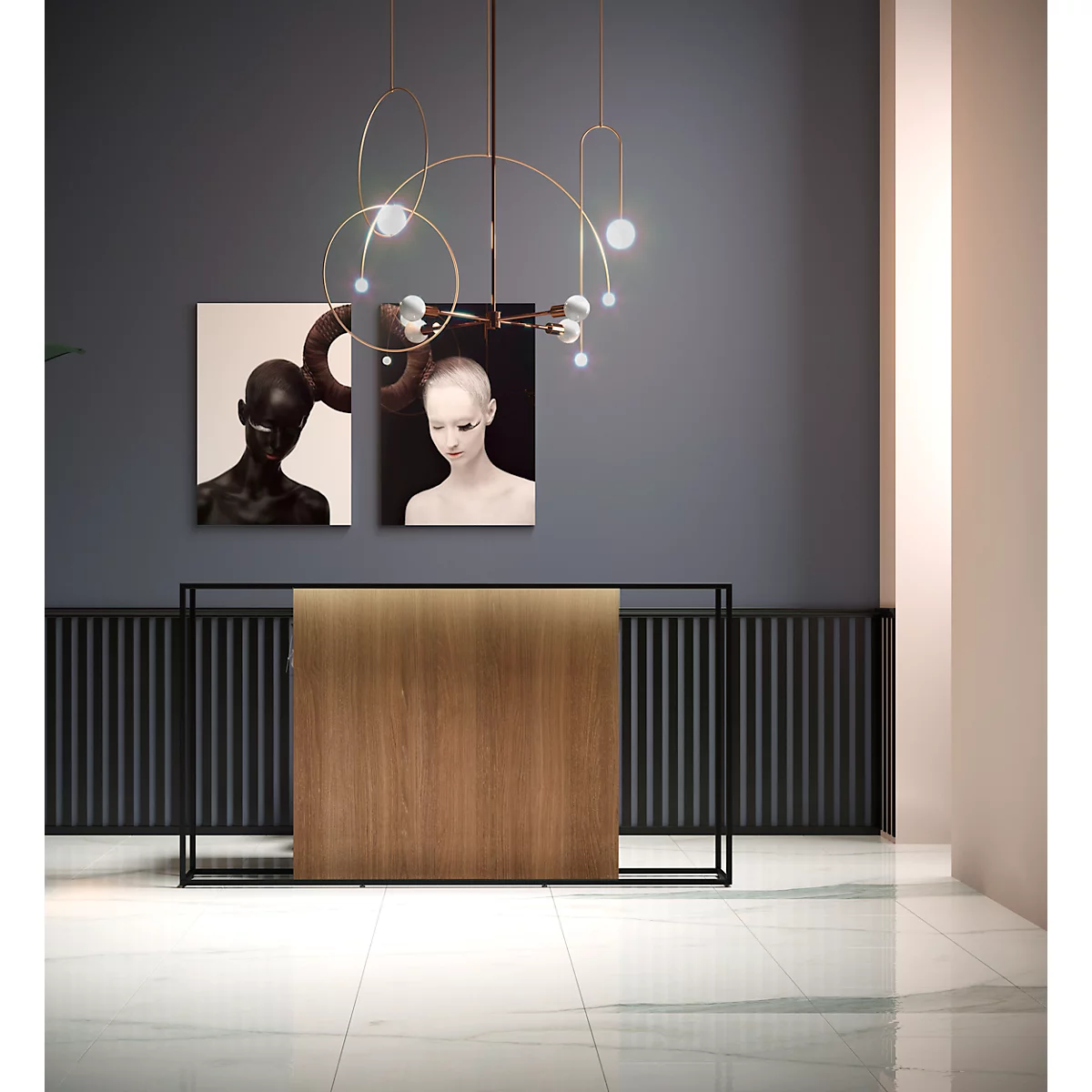 Moderne receptiebalie, donkere muur met kunst, gouden hanglamp. Hout en metaal gecombineerd.