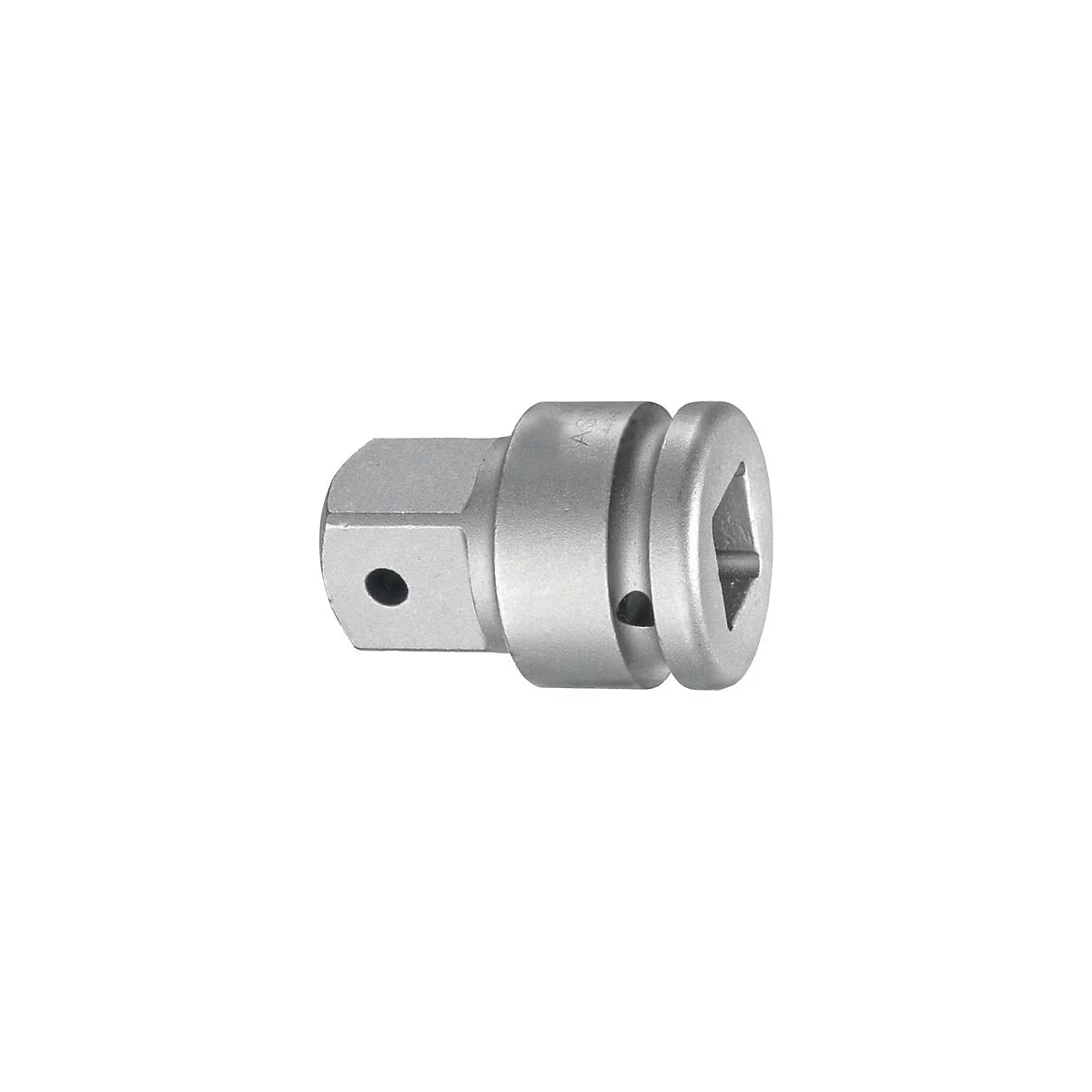 Adaptateur en métal. Deux extrémités carrées, entre elles un joint cylindrique avec un trou.