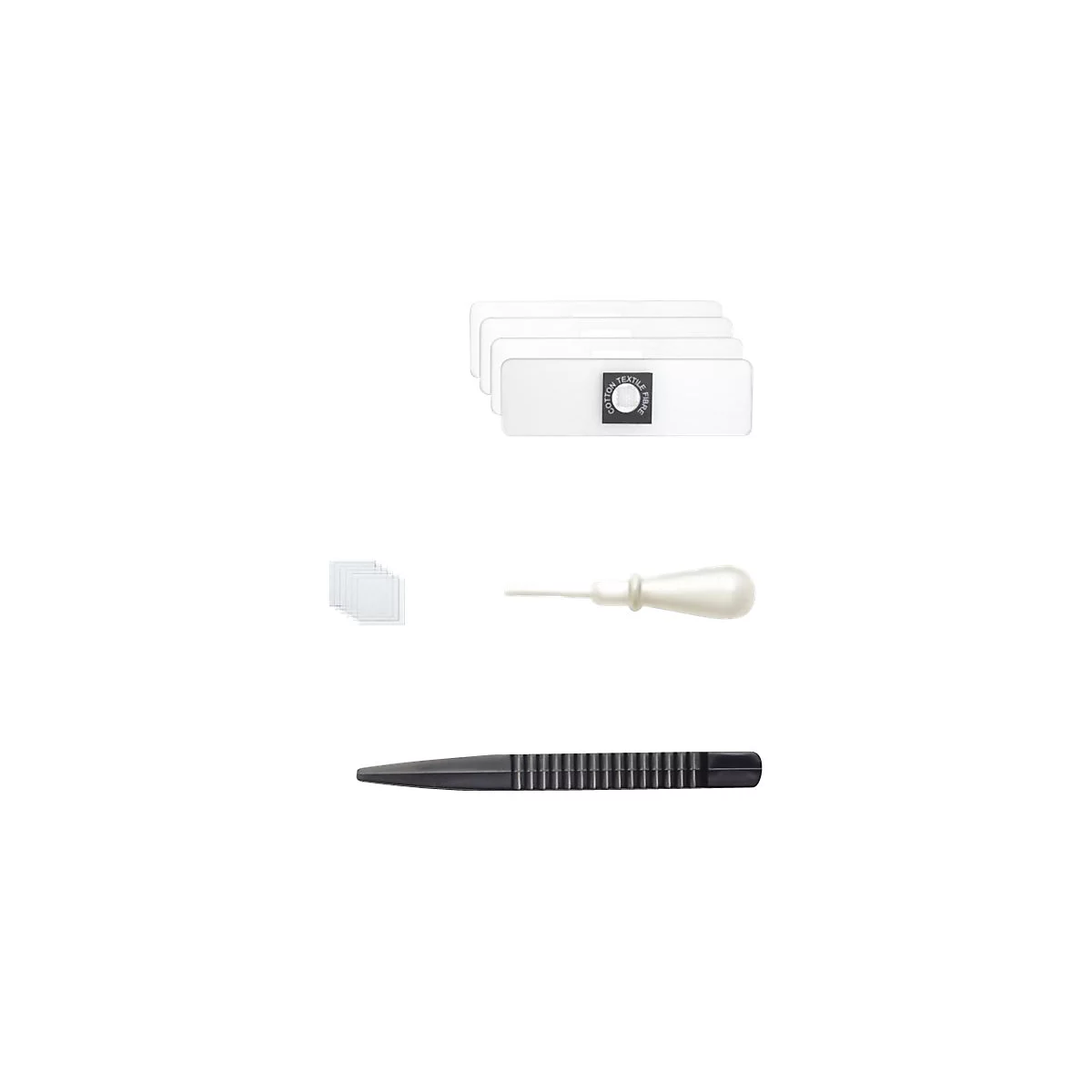 Vier Objektträger, fünf Deckgläser, eine Pipette und eine Pinzette für ein Mikroskop-Set auf weißem Hintergrund.