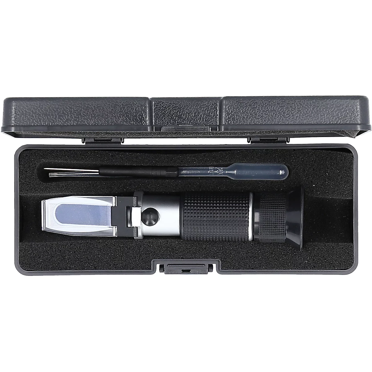 Refraktometer in schwarzem Koffer, mit Pipette. Der Deckel des Koffers ist offen.