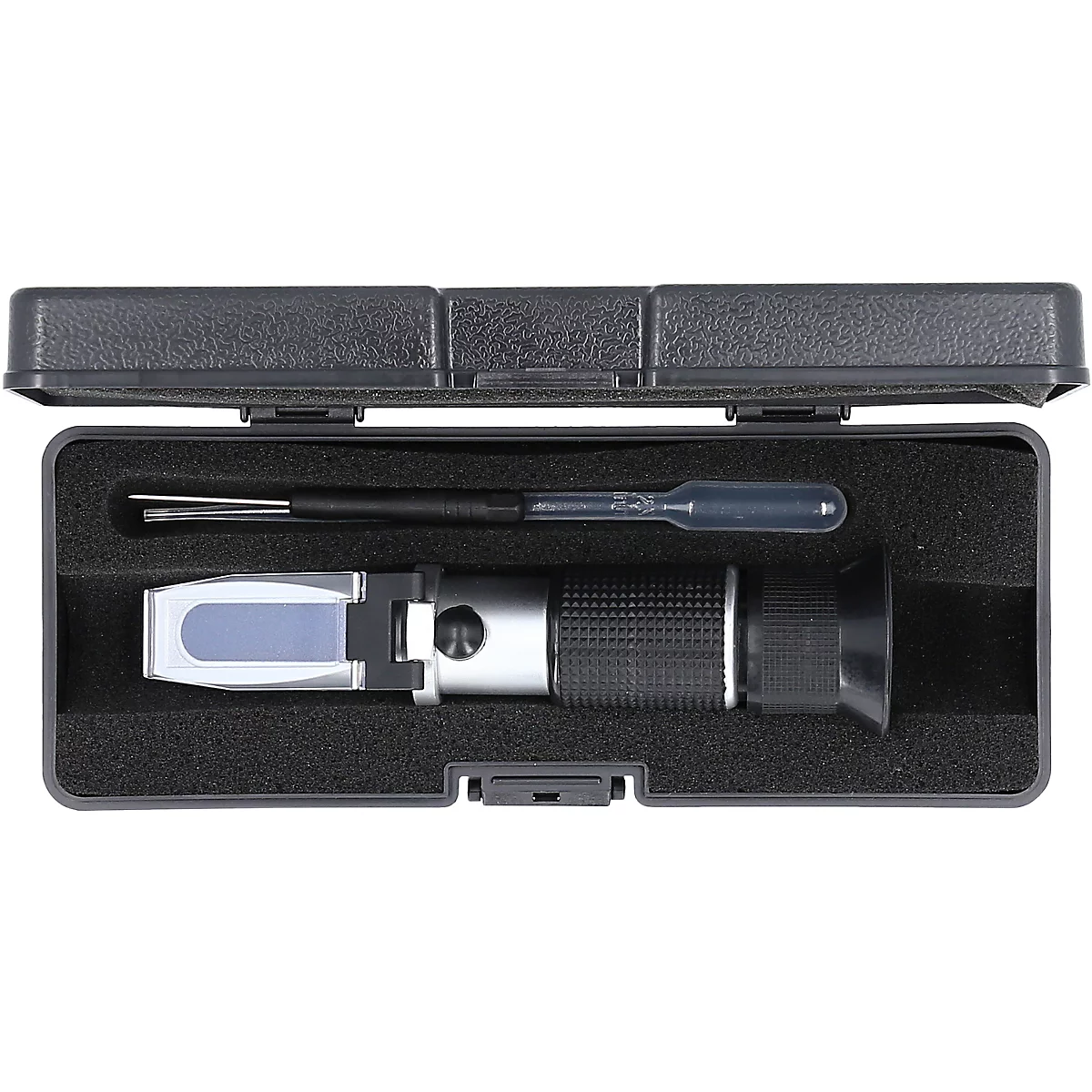 Ein Refraktometer in einem schwarzen Etui, daneben eine Pipette. Der Deckel des Etuis ist offen.