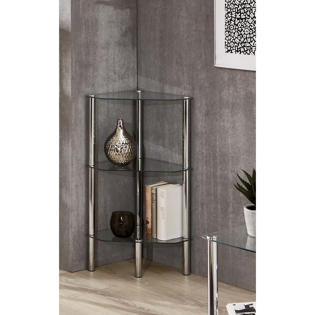 Eckregal mit Glasebenen und Metallgestell, dekoriert mit Vasen und Büchern. Grauer Hintergrund.
