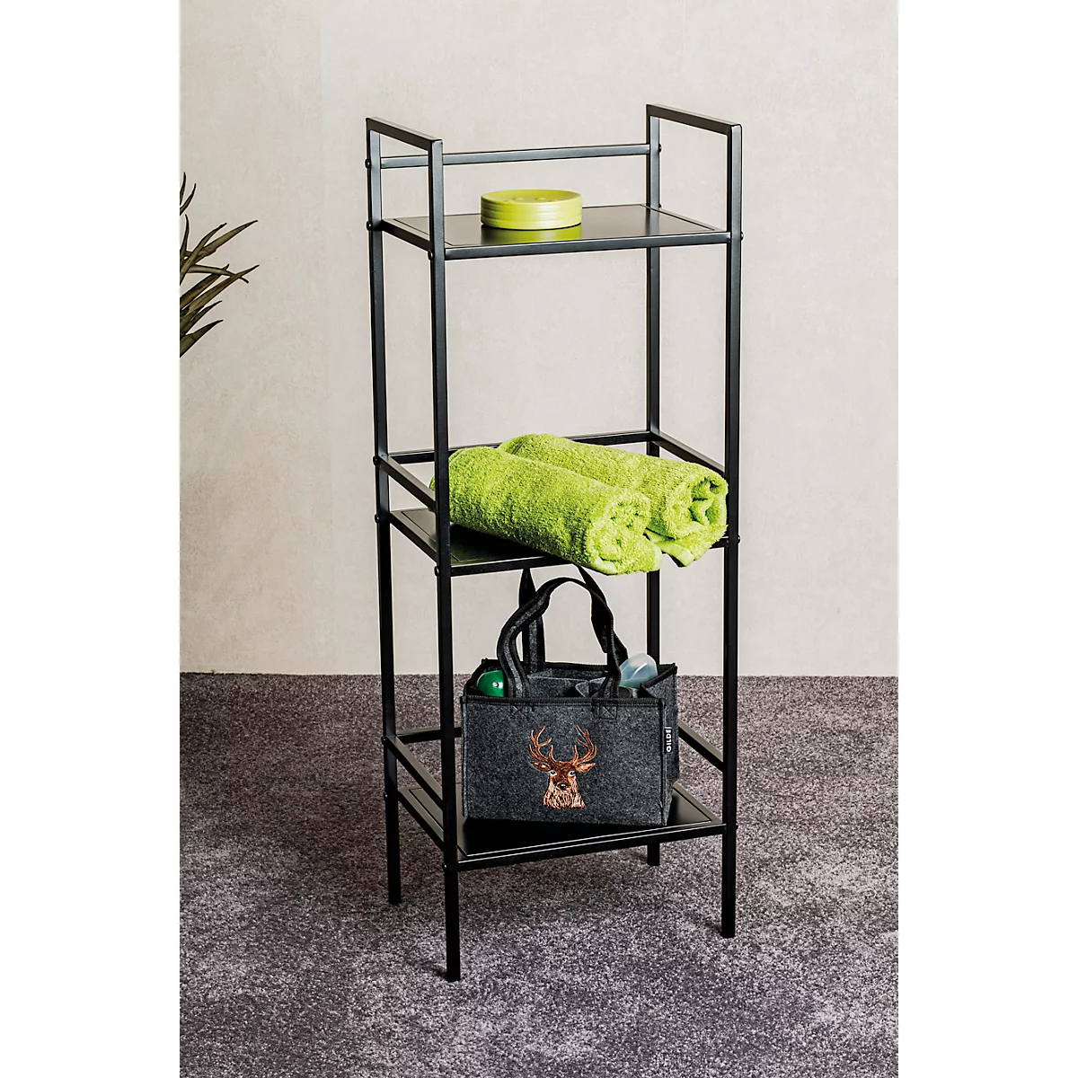 Schwarzes Metallregal mit grünen Handtüchern, einer Tasche und einem grünen Behälter.