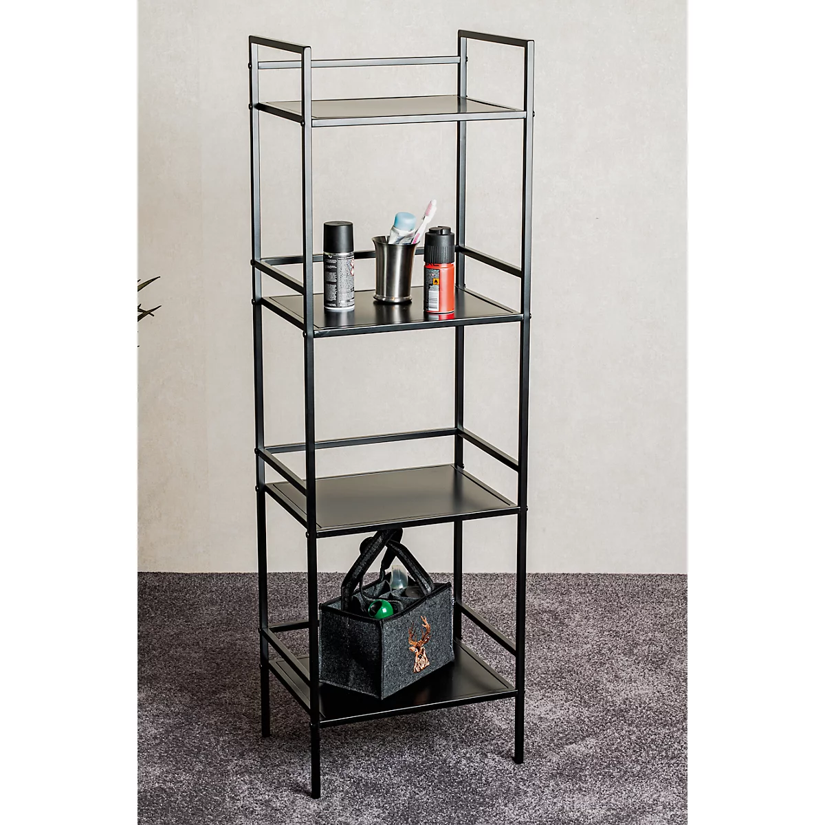 Schwarzes Metallregal mit vier Ablageflächen. Auf den Regalen stehen Pflegeprodukte und eine kleine Tasche.