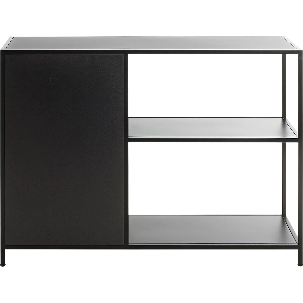Schwarzes Regal mit Tür und zwei offenen Ablagefächern. Metallrahmen, schlichtes Design.