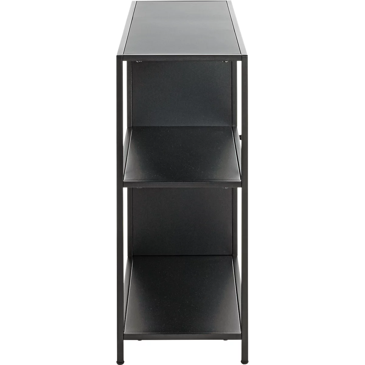 Schwarzes, minimalistisches Regal mit drei Ebenen. Es ist vor weißem Hintergrund zu sehen.