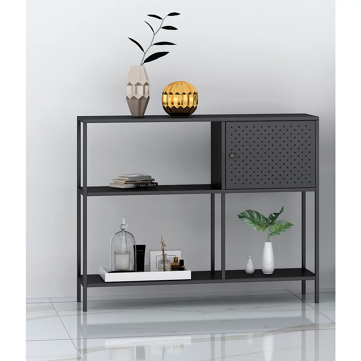 Dunkles Regal mit Dekorationsartikeln, darunter eine Vase, Kerzen und Pflanzen. Schwarzer Rahmen, weiße Oberfläche.