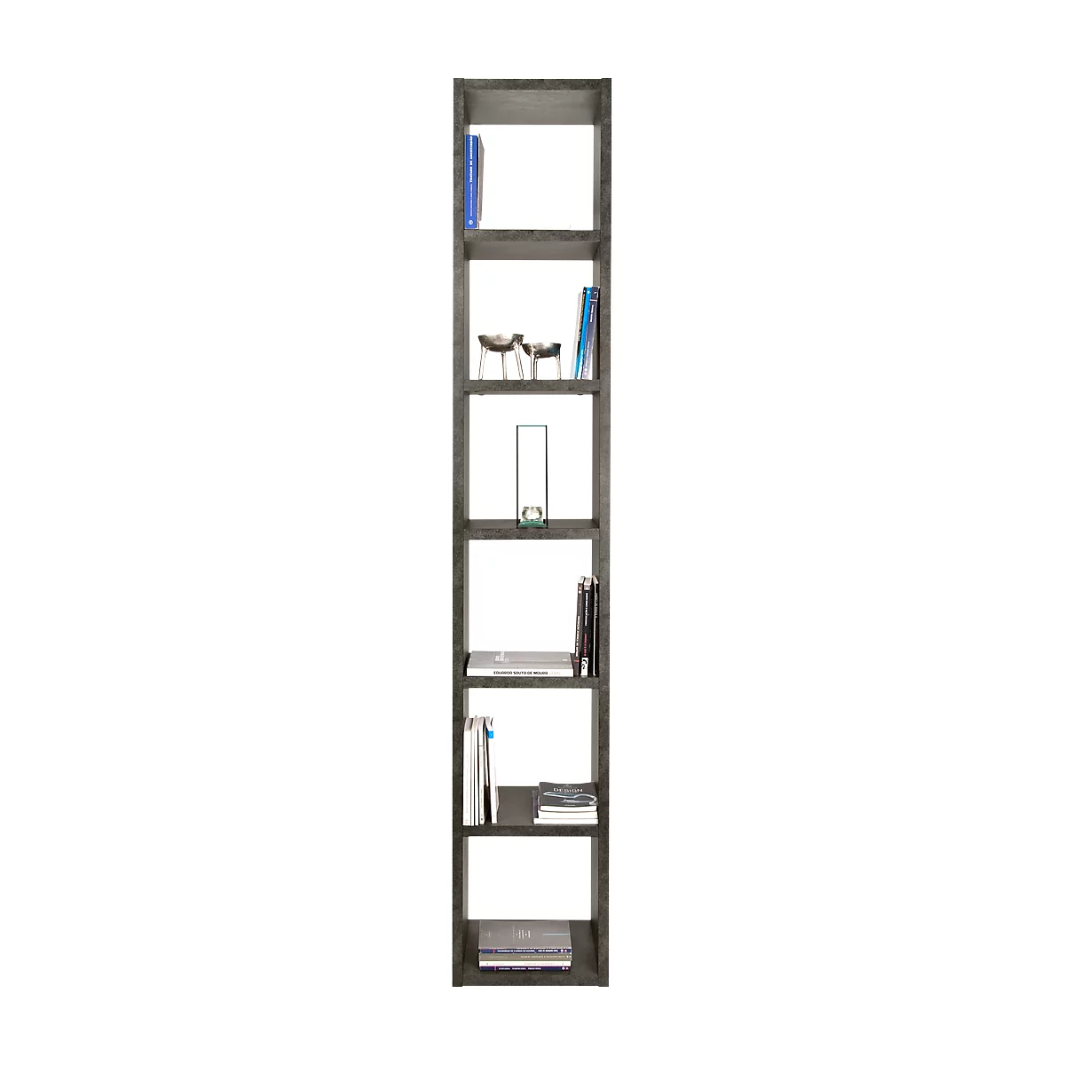 Schmales, graues Bücherregal mit Büchern, Skulpturen und Gläsern auf verschiedenen Regalböden.