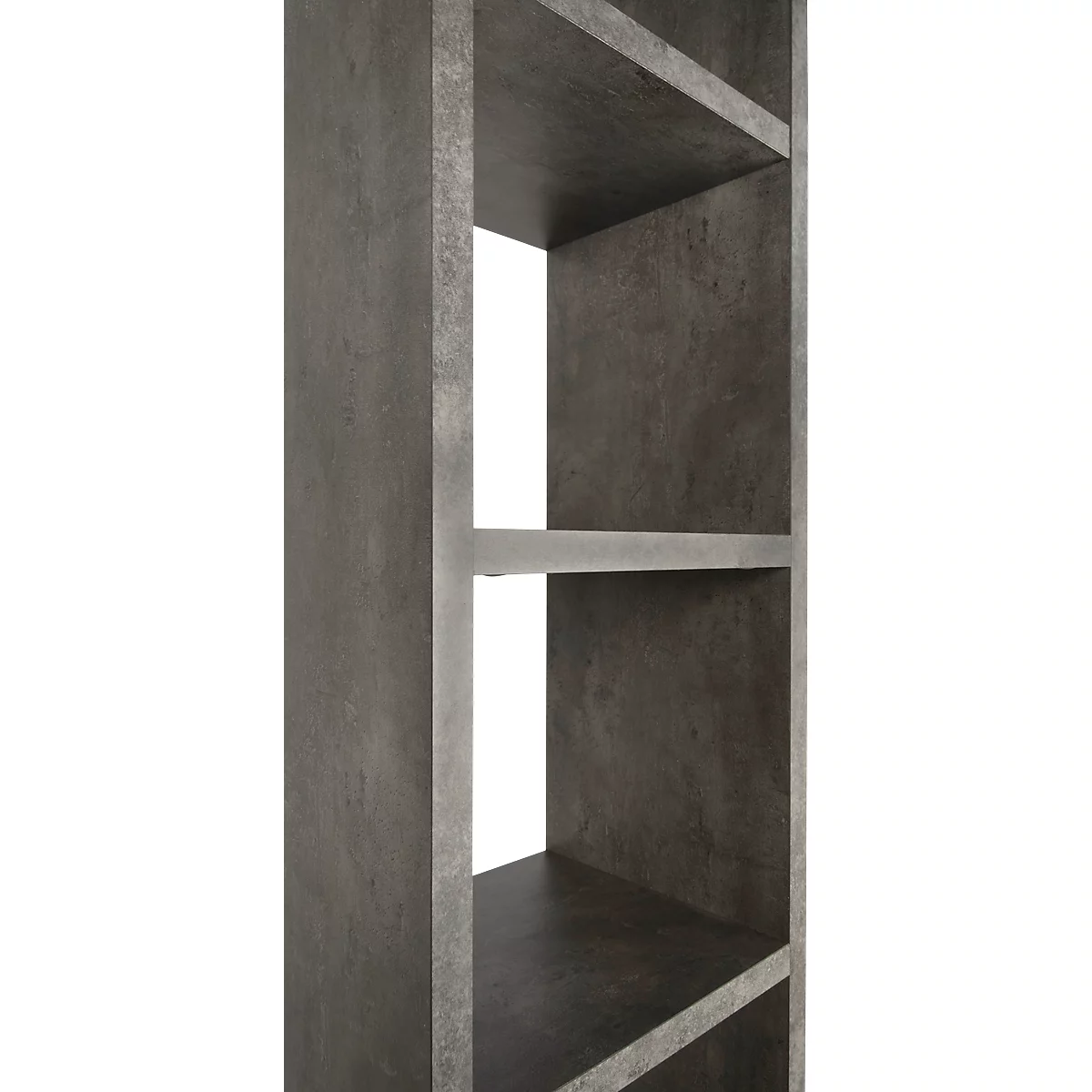 Detaillierte Nahaufnahme eines Betonregals mit drei offenen Fächern und einem hellen Hintergrund.