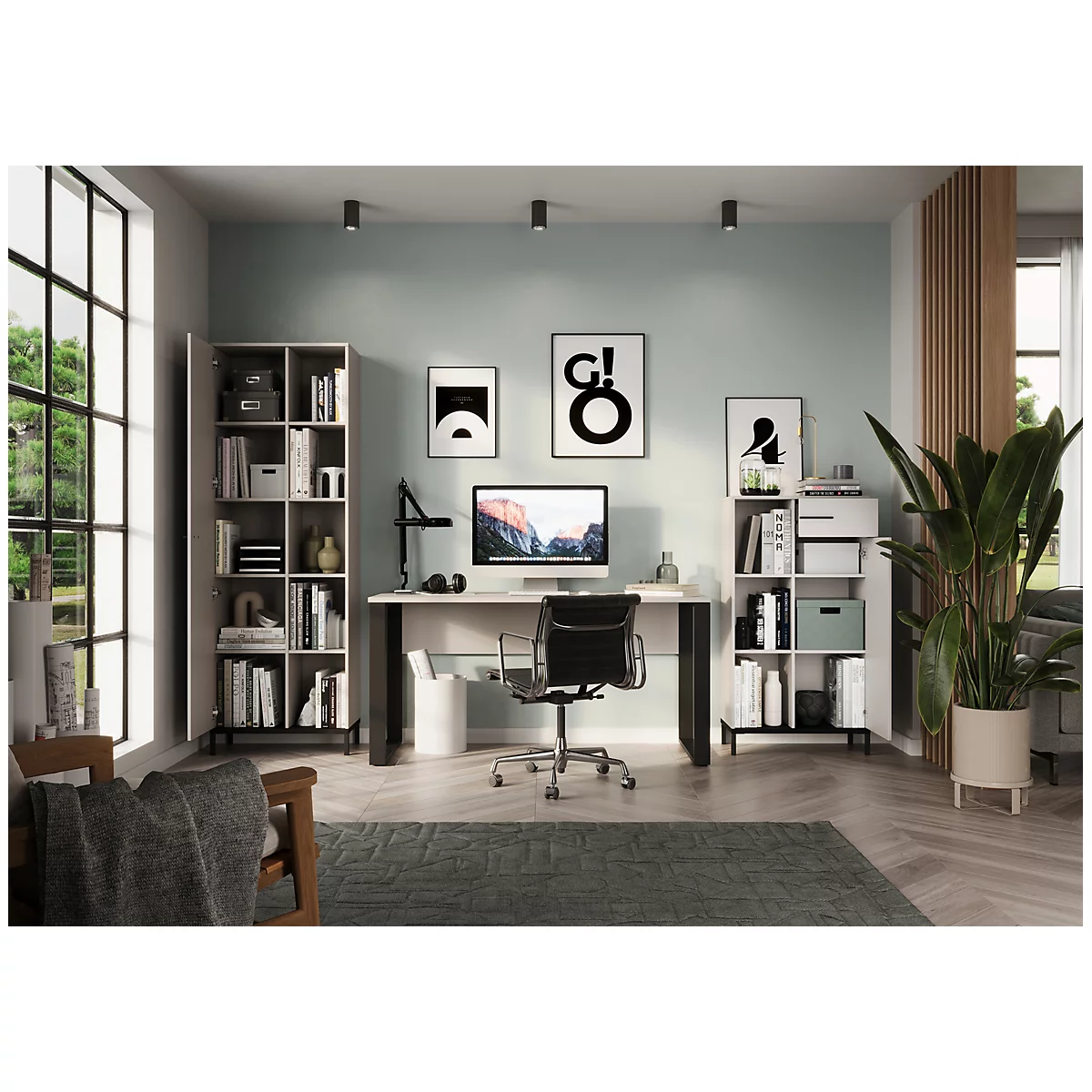 Ein helles Heimbüro: Schreibtisch, Stuhl, Regale mit Büchern, Bilder an der Wand, grosser Fensterrahmen, Pflanzen, und grauer Teppich.