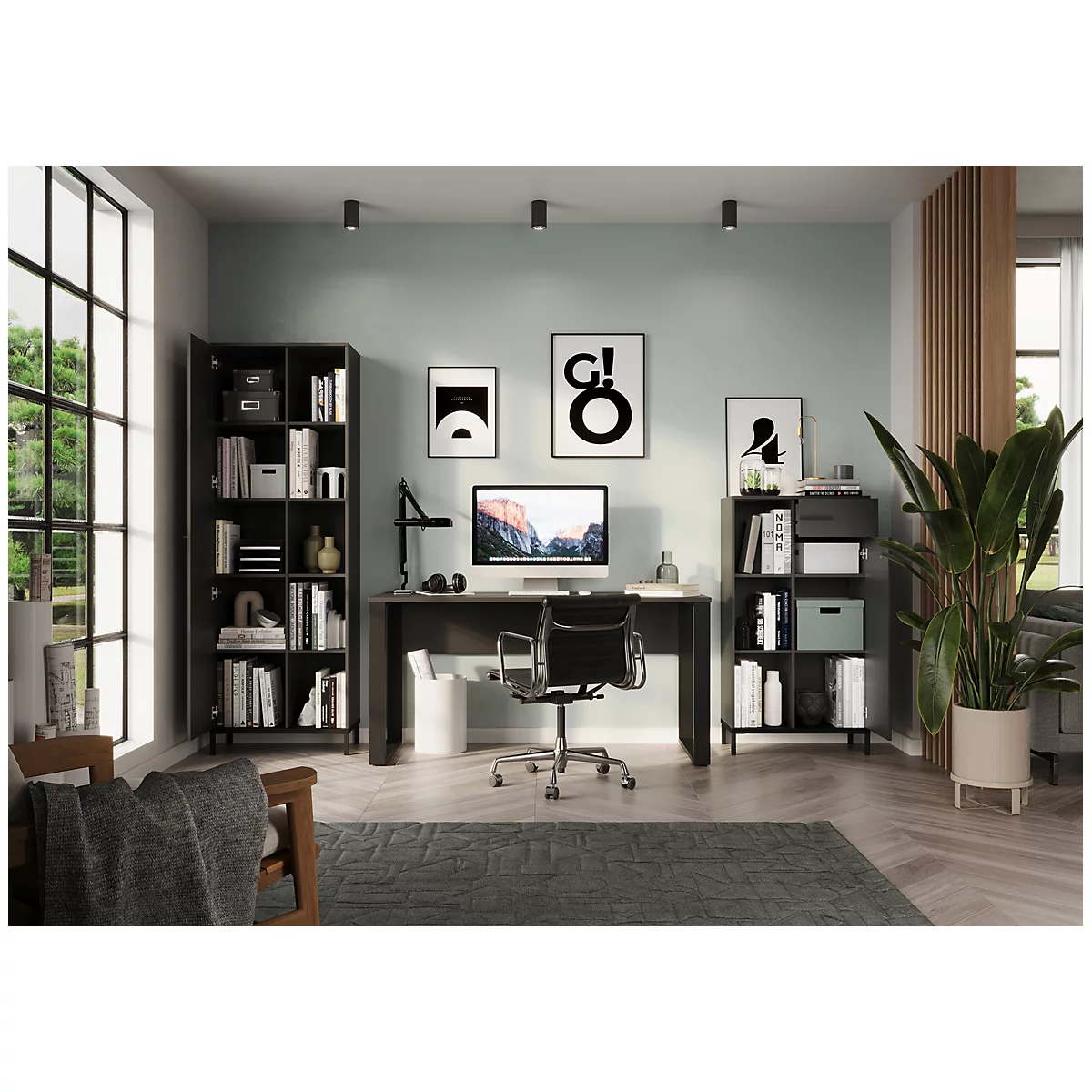 Ein Heimbüro, eingerichtet mit Schreibtisch, Bücherregalen, Pflanzen, Kunstwerken und grossem Fenster.