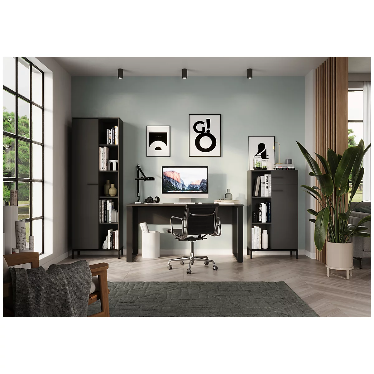 Ein stilvolles Home-Office mit Schreibtisch, Bücherregalen, Pflanzen, Kunstwerken und grossem Fenster.