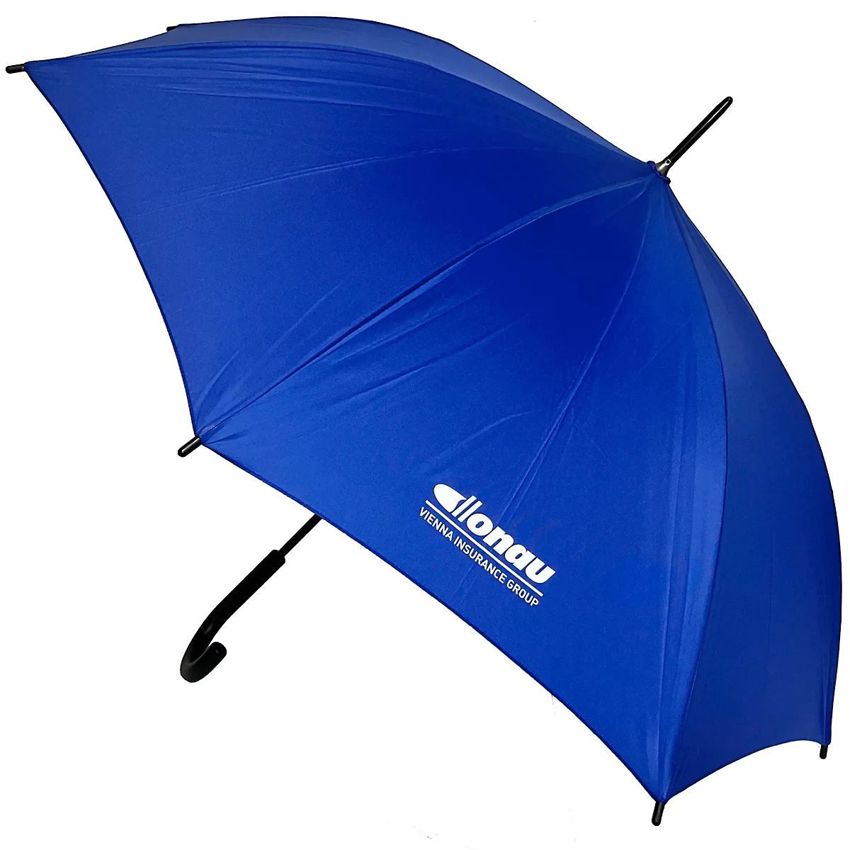 Blauer Regenschirm mit Logo. Griff nach unten, Schirm geöffnet.