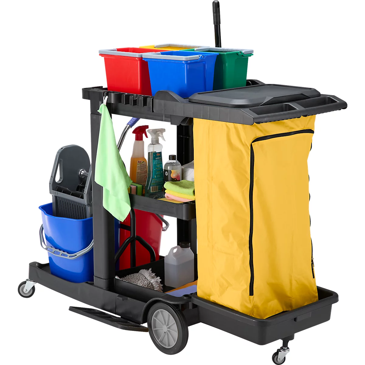 Zwarte schoonmaakwagen met emmers, flessen, gele zak en schoonmaakbenodigdheden. Wielen aan de basis.