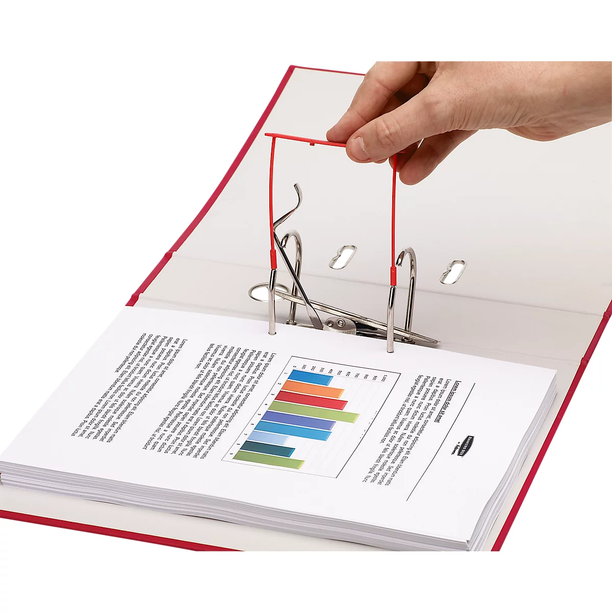 Classeur rouge ouvert. Main soulevant la fermeture rouge. Un diagramme est affiché sur le papier.