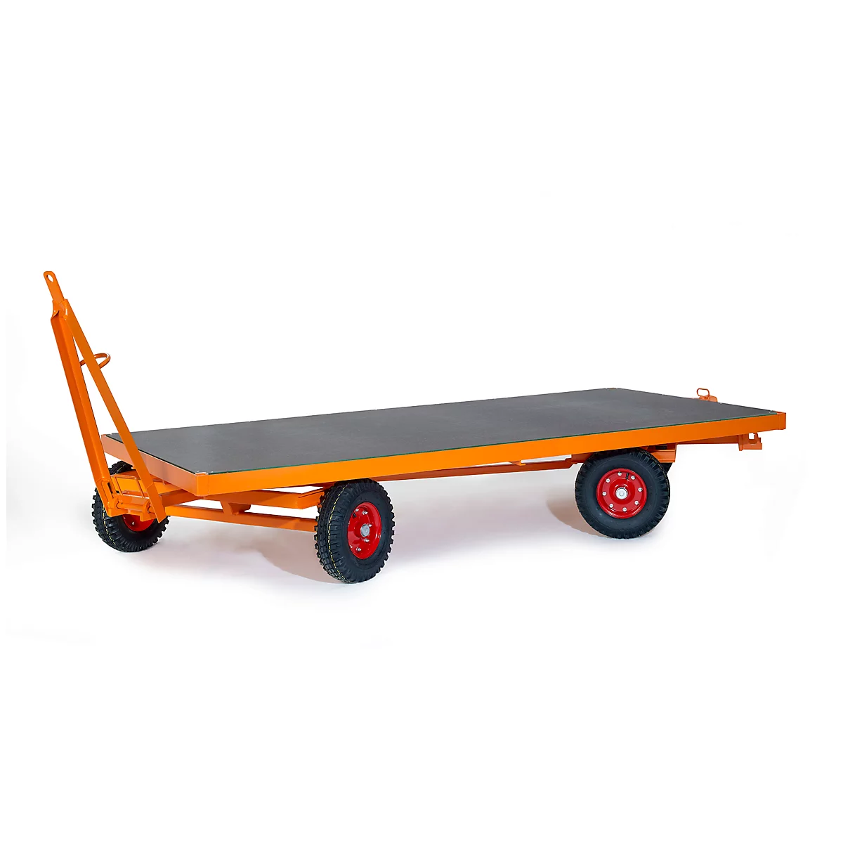 Un chariot à plate-forme orange avec une surface de chargement noire et quatre roues. Le chariot se dresse sur un fond blanc.