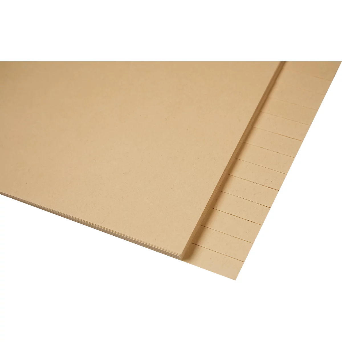 Plusieurs feuilles de carton brun. Certaines sont rainurées d'un côté.