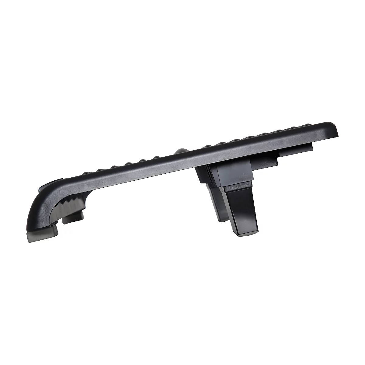 Barre de toit de voiture noire, vue en diagonale de côté. Il est en plastique et a une surface nervurée.