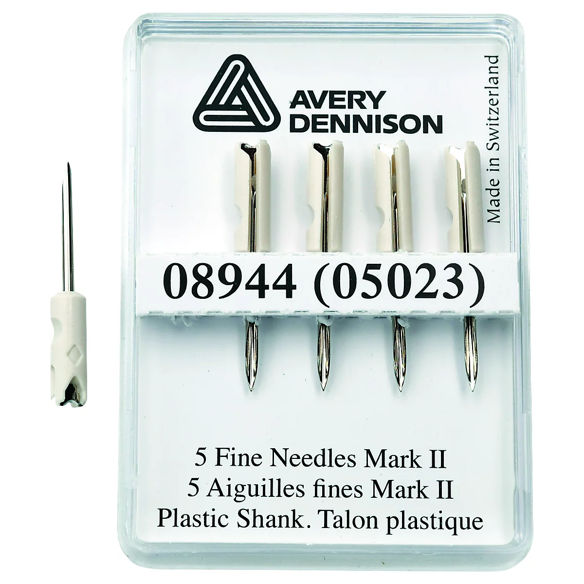 Naalden in plastic verpakking. Naast de verpakking een enkele naald met witte handgreep. Opschrift: Avery Dennison, 08944, 5 Fine Needles, Plastic Shank.