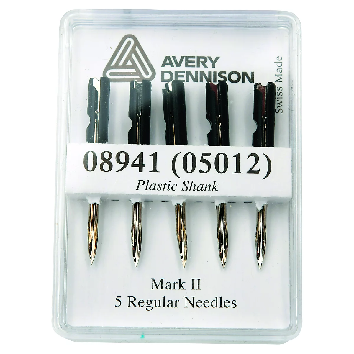 Vijf naalden in een plastic verpakking. De merknaam Avery Dennison staat bovenaan, gevolgd door een productnummer en beschrijving.