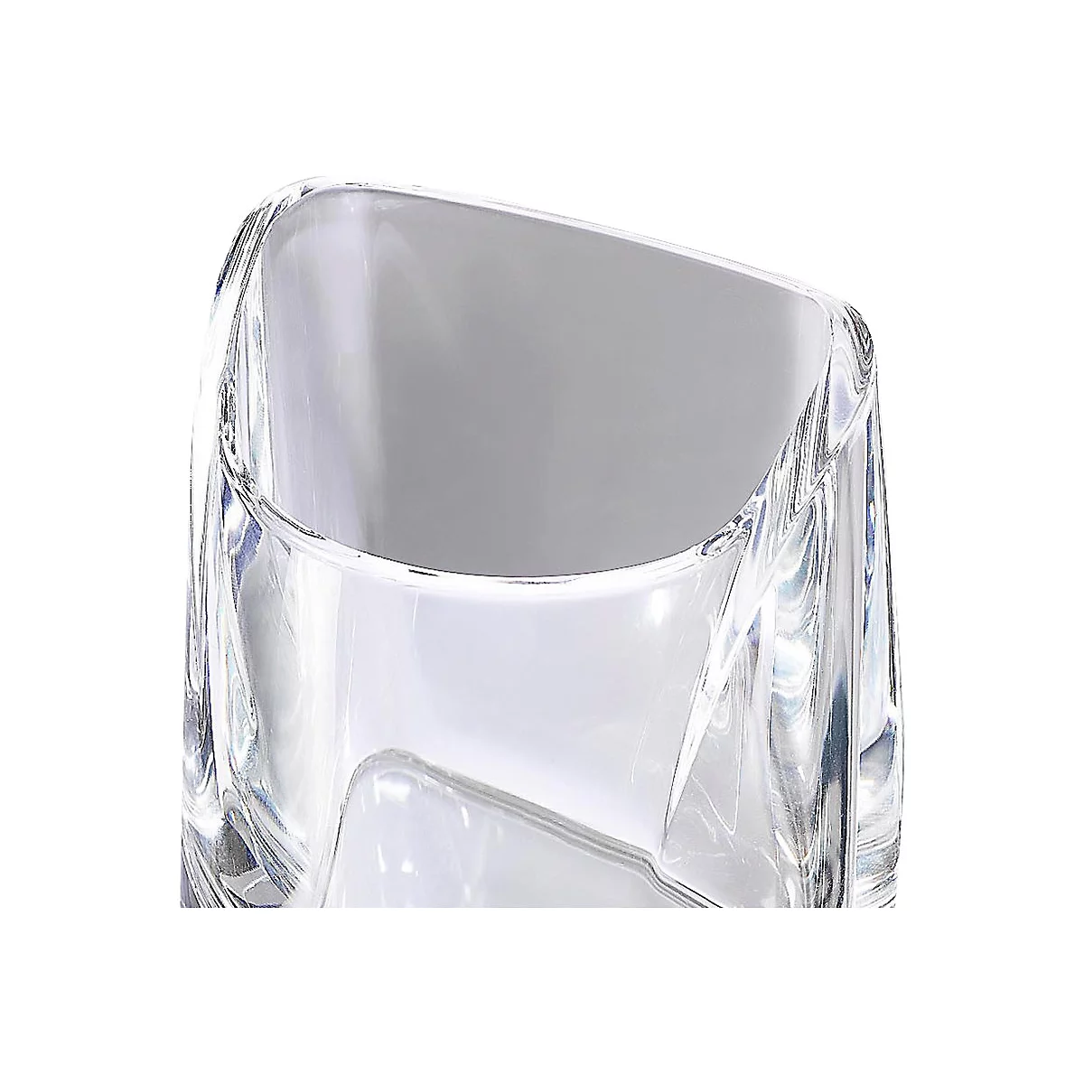 Gros plan d'un verre transparent et carré. Les bords obliques et la forme créent des reflets de lumière. Le fond est blanc.