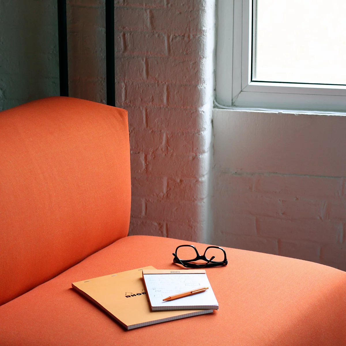 Rhodia Block No.18, 80 Blatt, DIN A4, 80 g/m², Kartoneinband, geheftet, Velinpapier, PEFC®-zertifiziert, liniert, mit Rand, orange