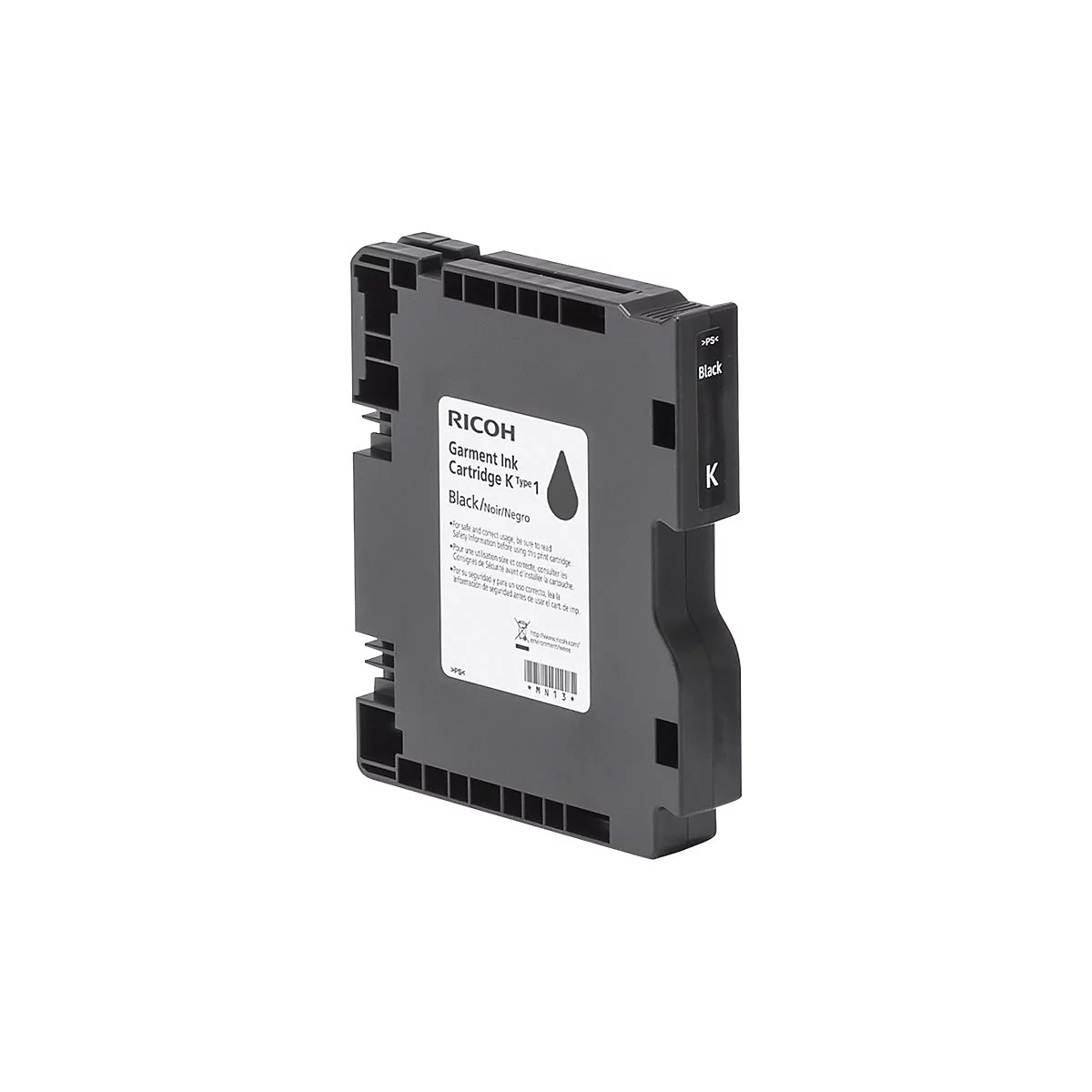 Schwarze Tintenpatrone für Textilien. Beschriftung: RICOH, Garment Ink Cartridge K Type 1. Die Patrone ist teilweise beschriftet.