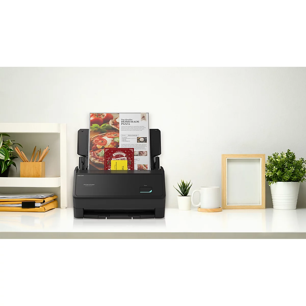 Ein schwarzer Dokumentenscanner steht auf einem weißen Schreibtisch mit Papierblättern im Einzug.