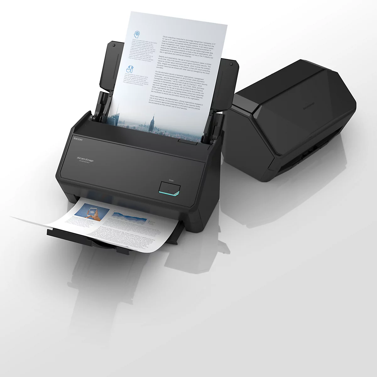 Schwarzer Dokumentenscanner mit eingelegtem und ausgegebenem Dokument vor hellem Hintergrund.