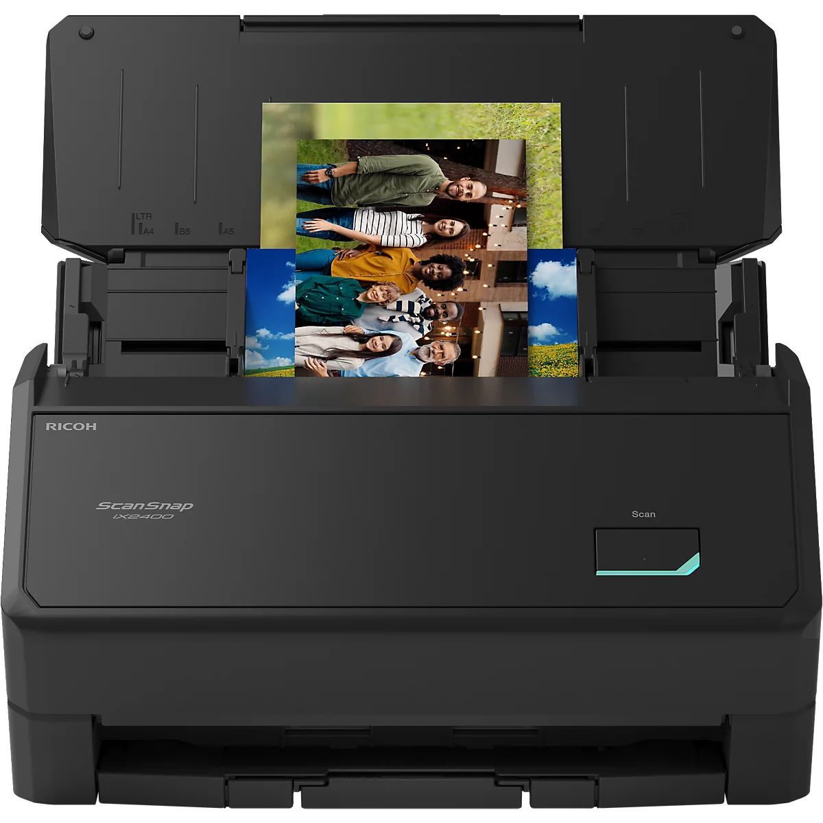 Schwarzer Ricoh ScanSnap Dokumentenscanner mit eingelegtem Foto einer Gruppe von Menschen.