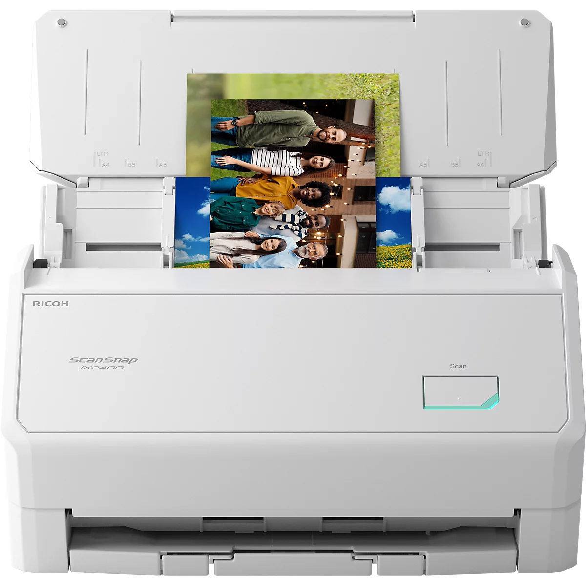Weißer Ricoh ScanSnap Dokumentenscanner mit eingelegtem Foto einer Personengruppe vor neutralem Hintergrund.