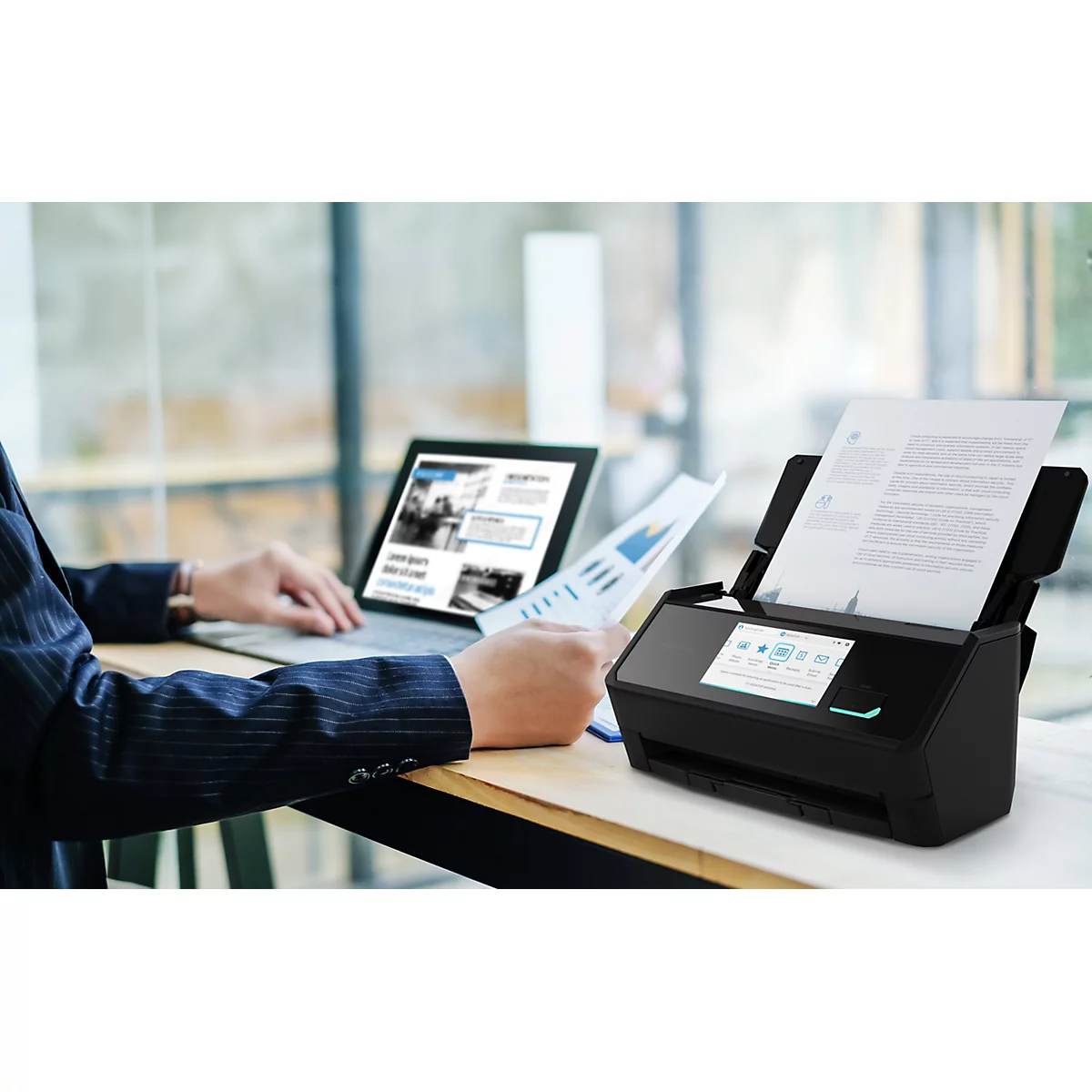 Ein Geschäftsmann nutzt einen Dokumentenscanner an einem Schreibtisch mit Laptop und Dokumenten.