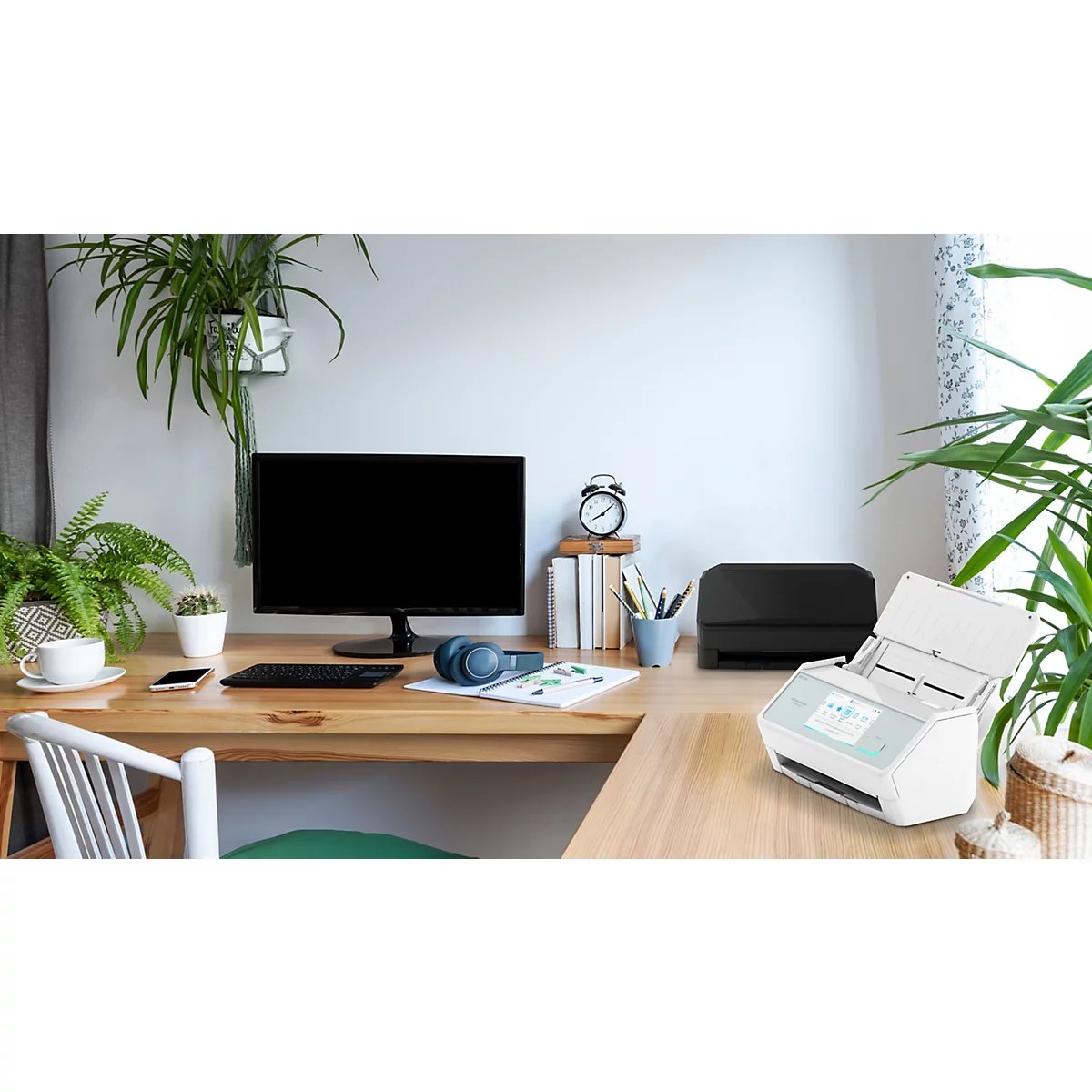 Ein weißer Dokumentenscanner steht auf einem Schreibtisch in einem hellen, pflanzenreichen Homeoffice.