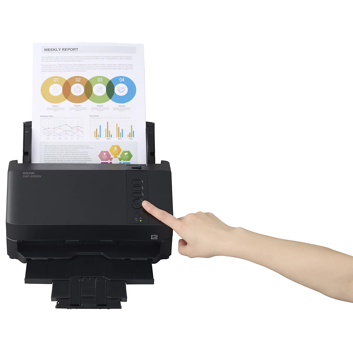 Hand drückt Starttaste an schwarzem Dokumentenscanner mit eingelegtem Bericht.