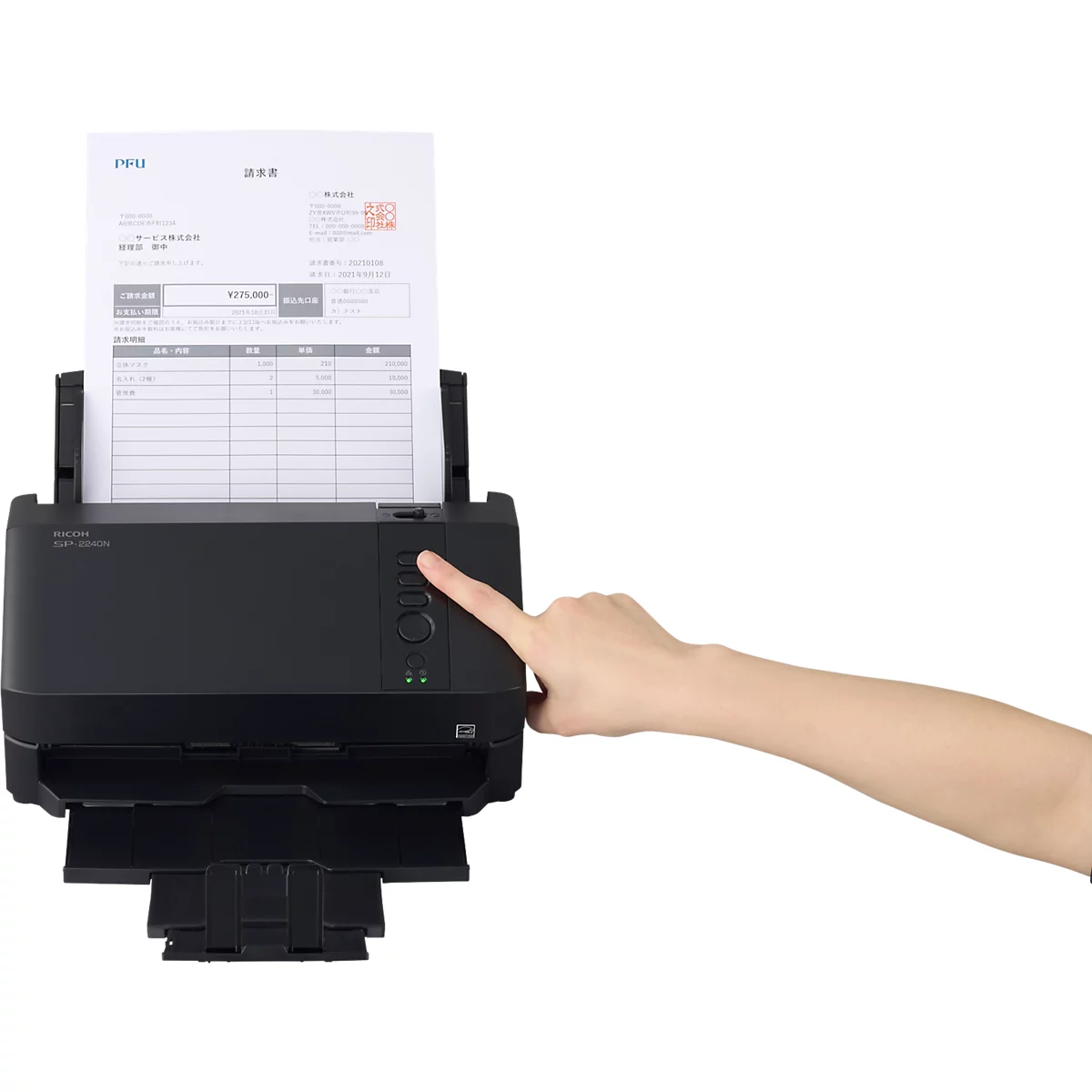 Hand drückt einen Knopf an einem schwarzen Dokumentenscanner, in dem ein Blatt Papier liegt.
