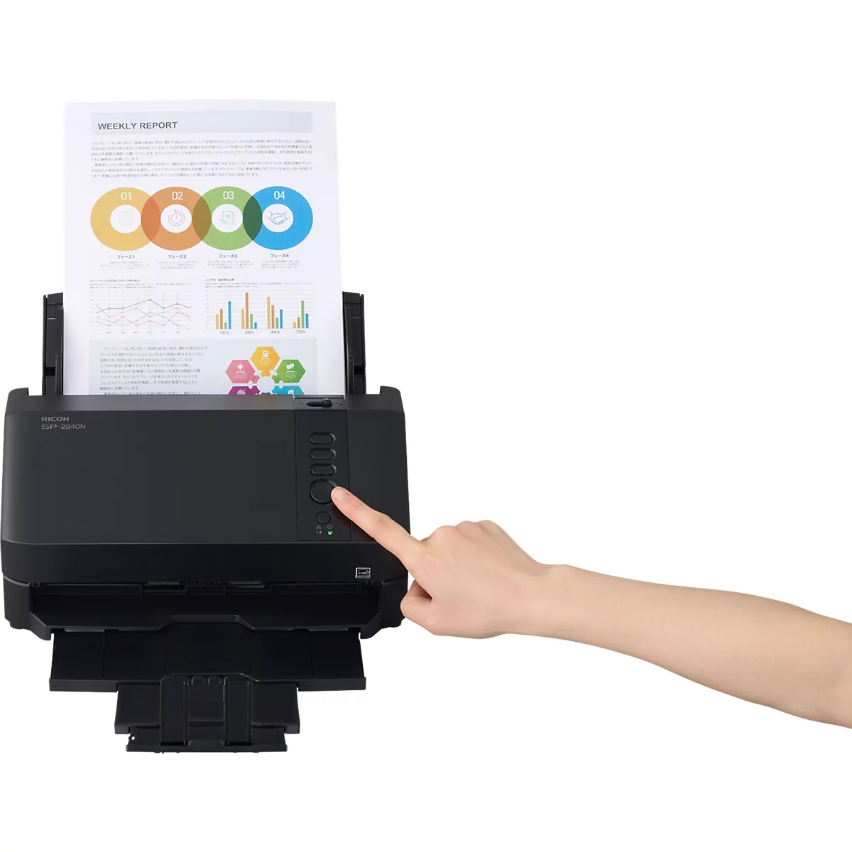 Eine Hand drückt die Starttaste an einem schwarzen Dokumentenscanner mit eingelegtem Wochenbericht.