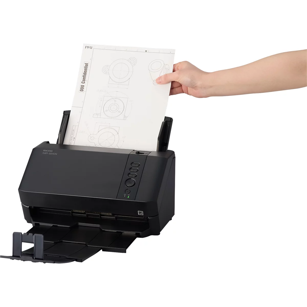 Hand legt ein Dokument in einen schwarzen Dokumentenscanner.