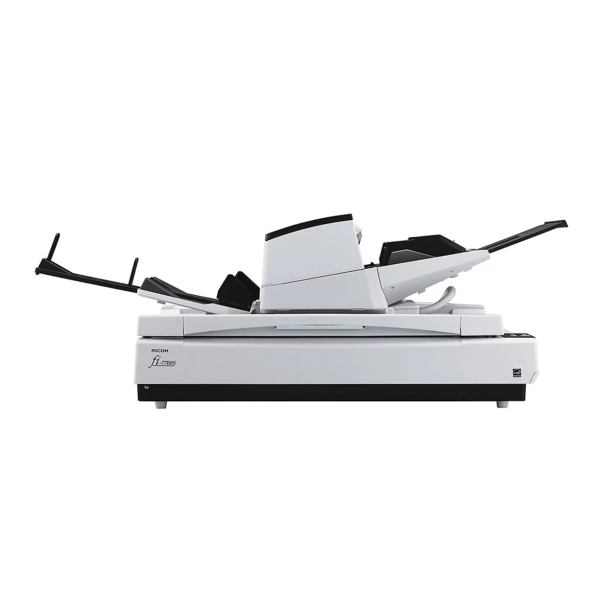 Un scanner de documents blanc et noir avec l'inscription "RICOH fi-7700S". Les bacs d'entrée et de sortie sont dépliés.