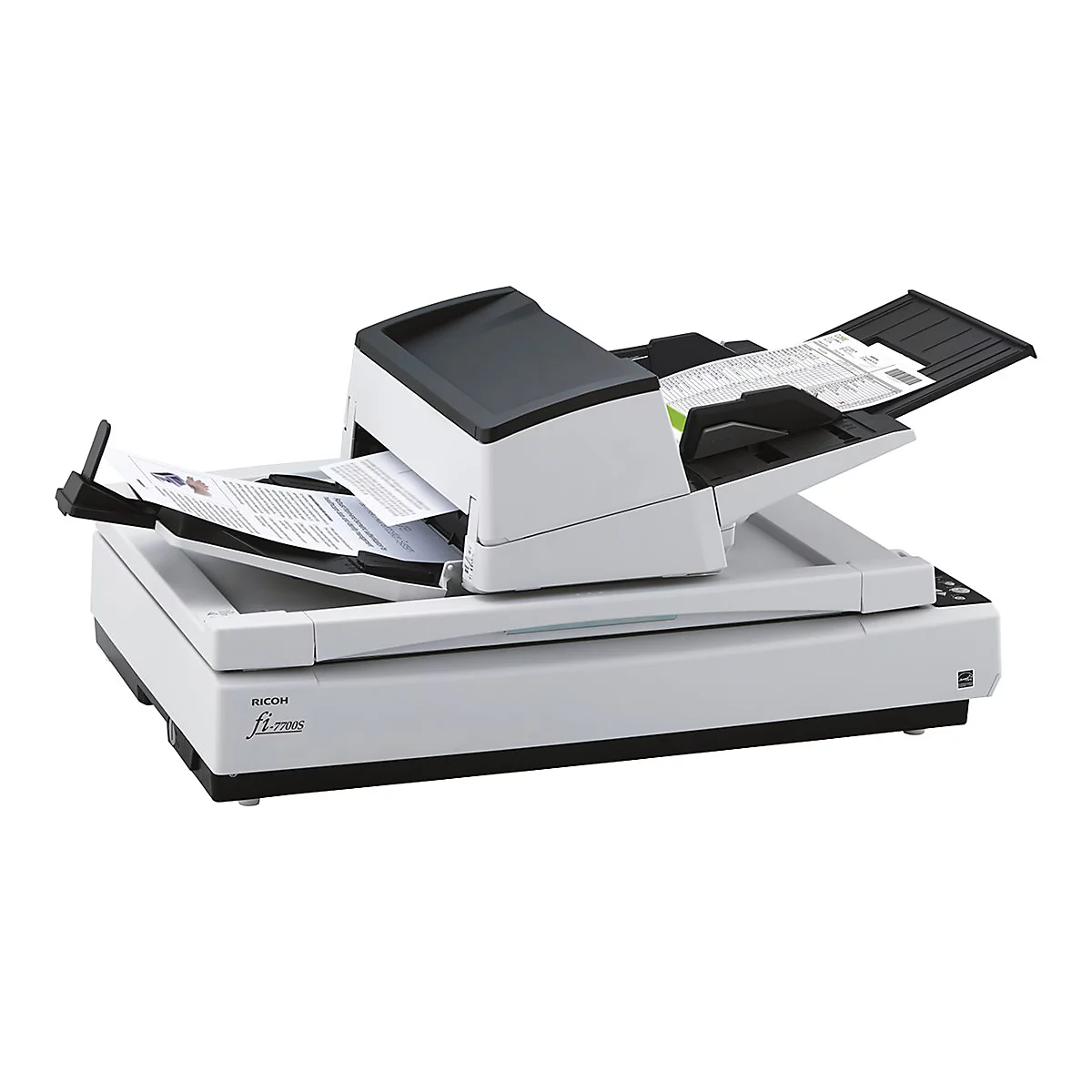 Un scanner de documents blanc et noir avec des documents insérés. Inscription : Ricoh fi-7700S.
