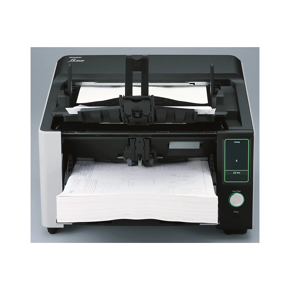 Un scanner de documents gris et noir avec des papiers insérés. L'écran affiche "Numérisation" et "6". En dessous se trouve le bouton de pause.