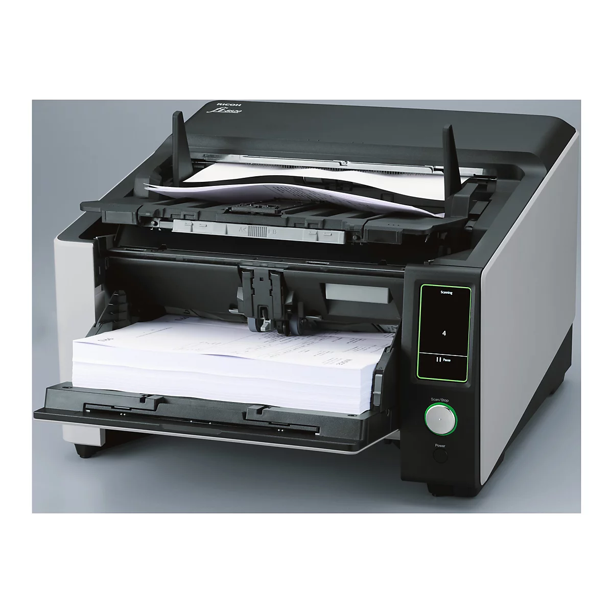 Un scanner gris avec un couvercle ouvert, alimentant des documents. Sur l'écran : 4 et Numérisation.