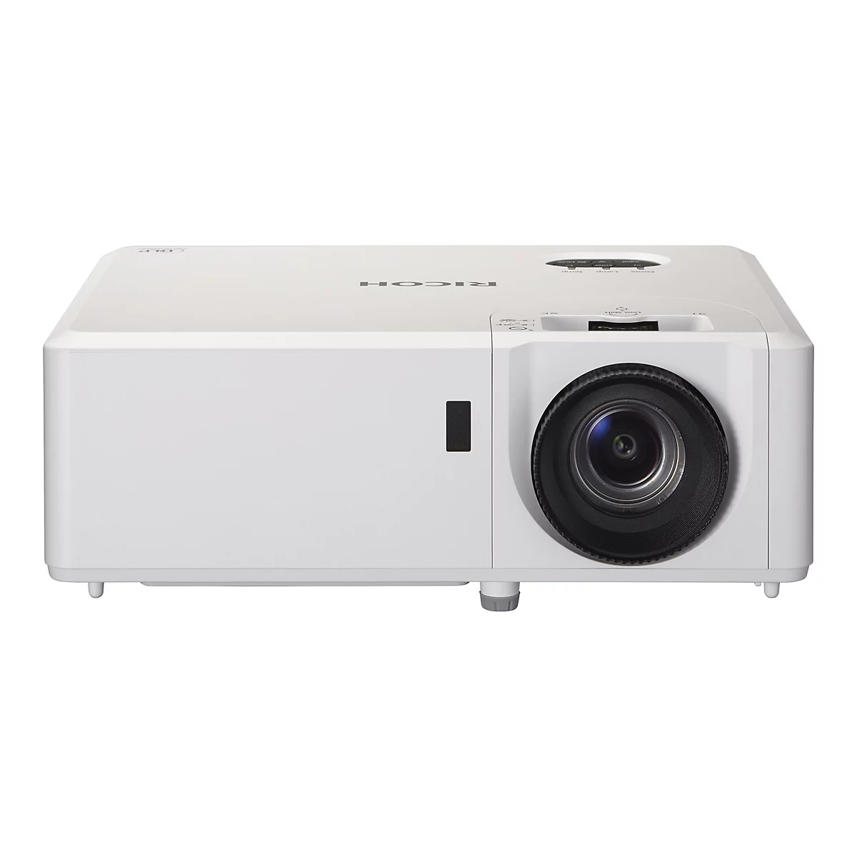 Weißer Projektor von Ricoh, das Objektiv ist im Fokus. Auf der Oberseite befinden sich Knöpfe und die Aufschrift RICOH.