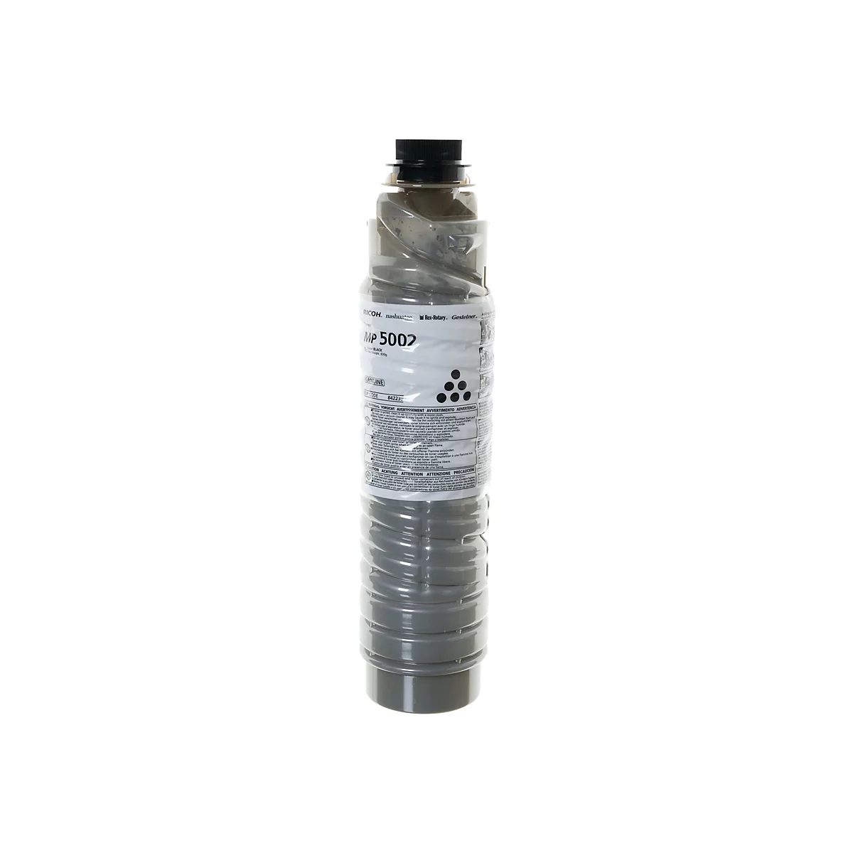 Eine RICOH MP 5002 Toner-Patrone, die aufrecht auf weißem Hintergrund steht. Die Patrone ist zylindrisch, schwarz und grau mit Produktinformationen.