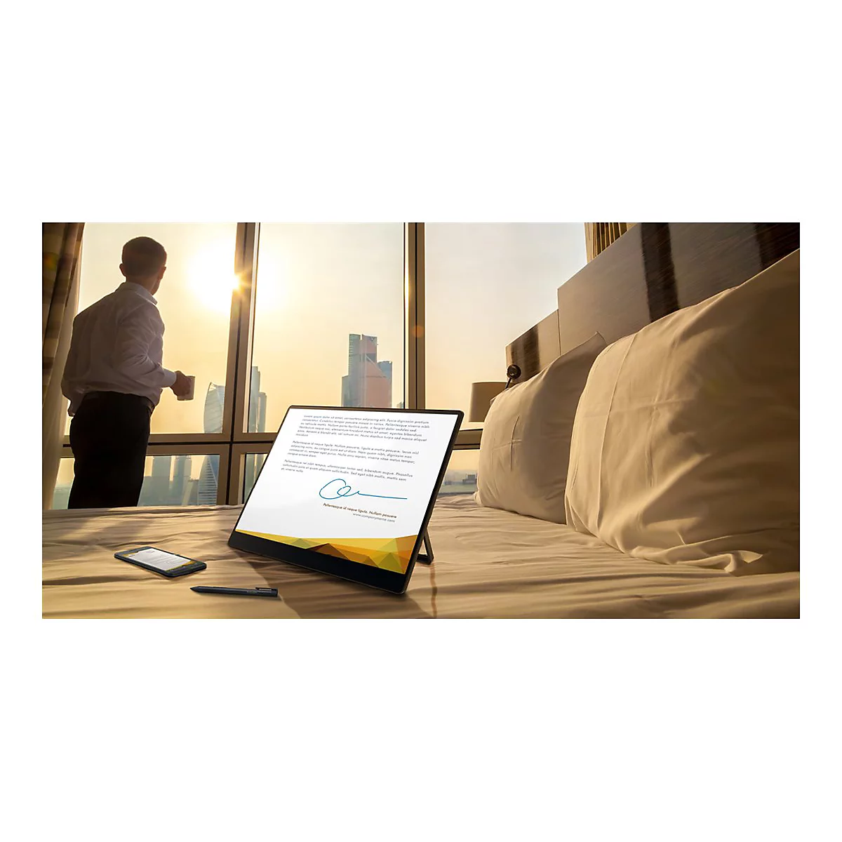 Mann am Fenster mit Tablet und Stadtblick, im Hintergrund ein Bett. Auf dem Tablet ein unterschriebenes Dokument.