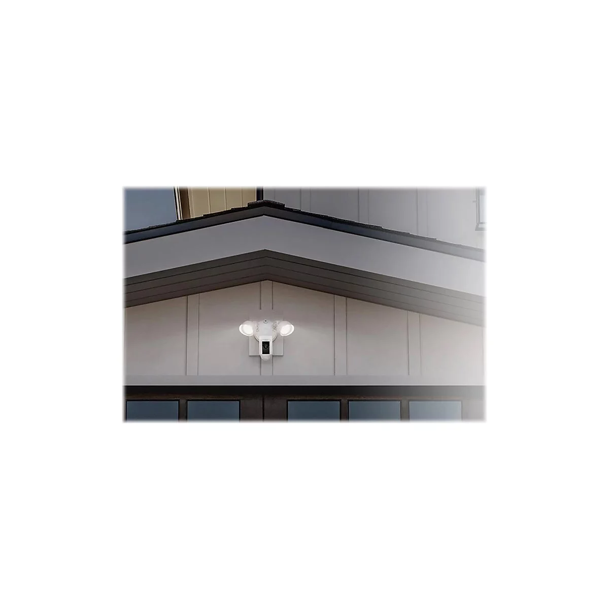 Weiße Außenleuchte mit zwei LED-Strahlern und Kamera, an einer Hauswand montiert.