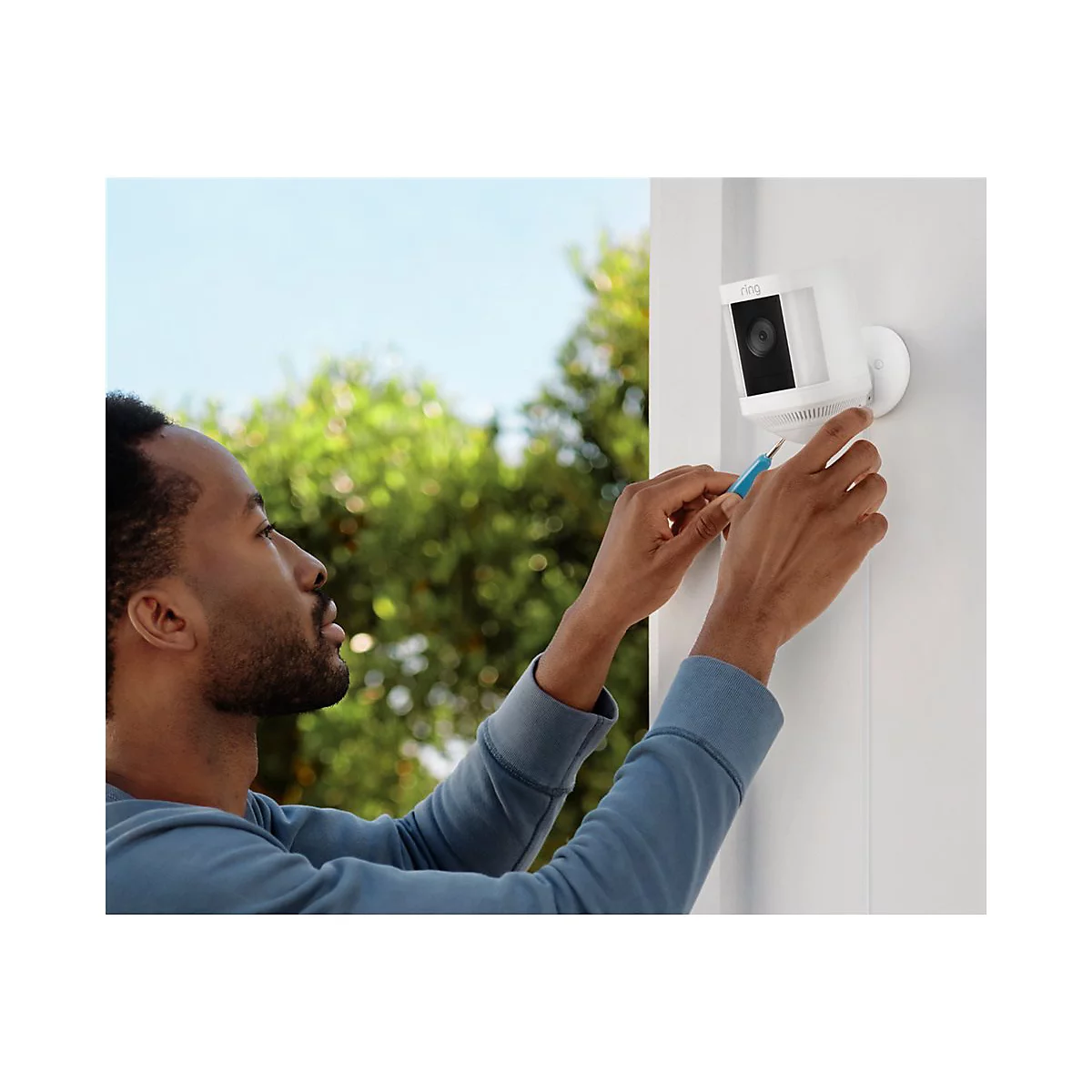 Ring Spotlight Cam Plus Plug-In - Netzwerk-Überwachungskamera - Außenbereich - witterungsbeständig - Farbe (Tag&Nacht) - 1080p