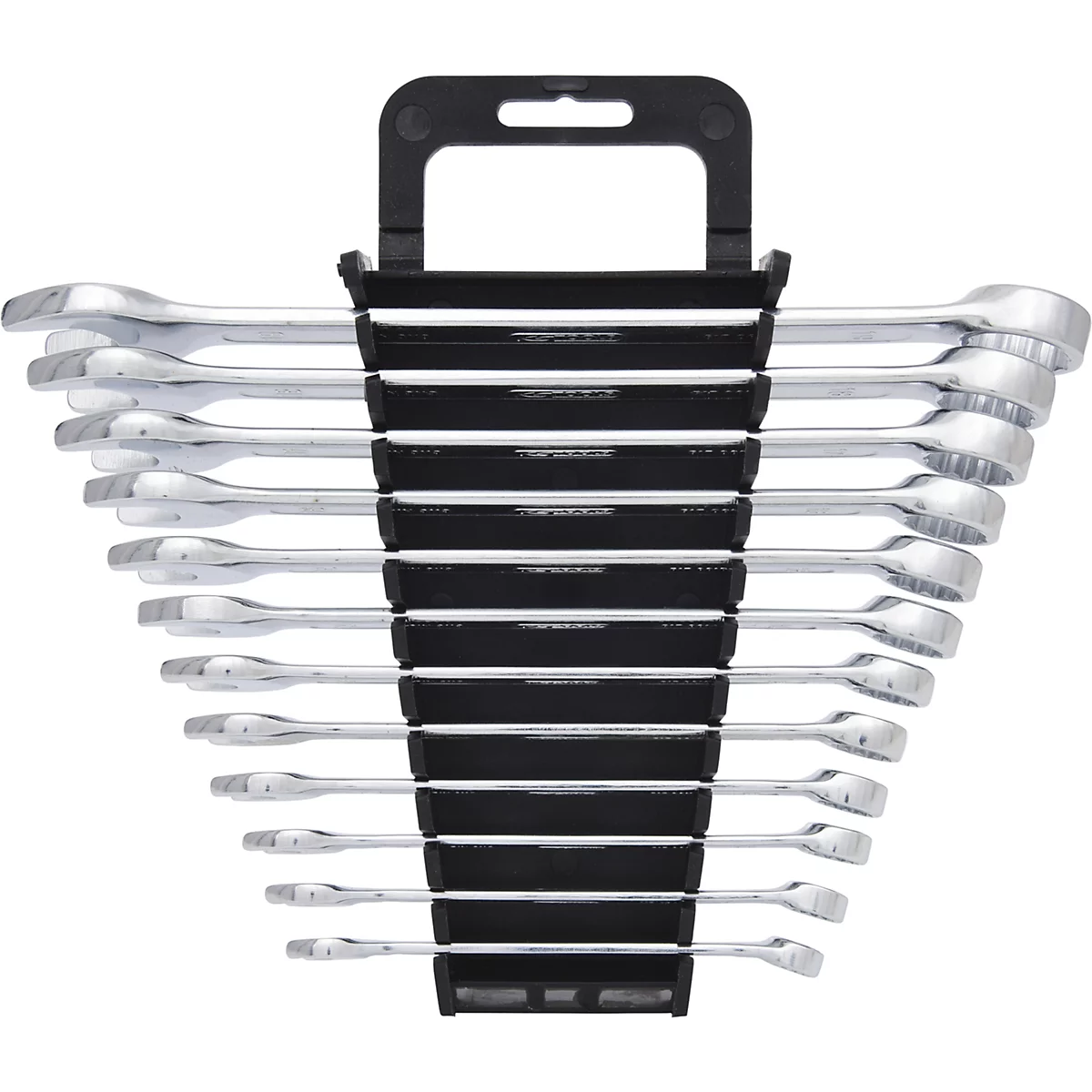 Ein Set glänzender Schraubenschlüssel in einem schwarzen Halter, der an eine Leiter erinnert.