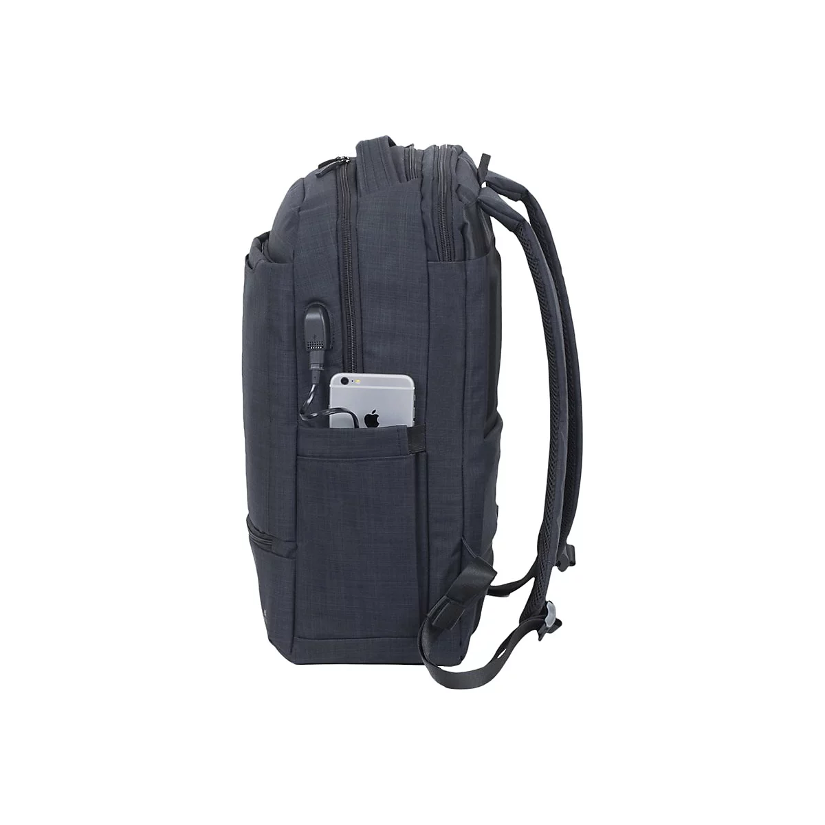 Dunkelblauer Rucksack, Seitenansicht. Eine helle Smartphone-Tasche ist sichtbar, Kabel und ein iPhone sind vorhanden.