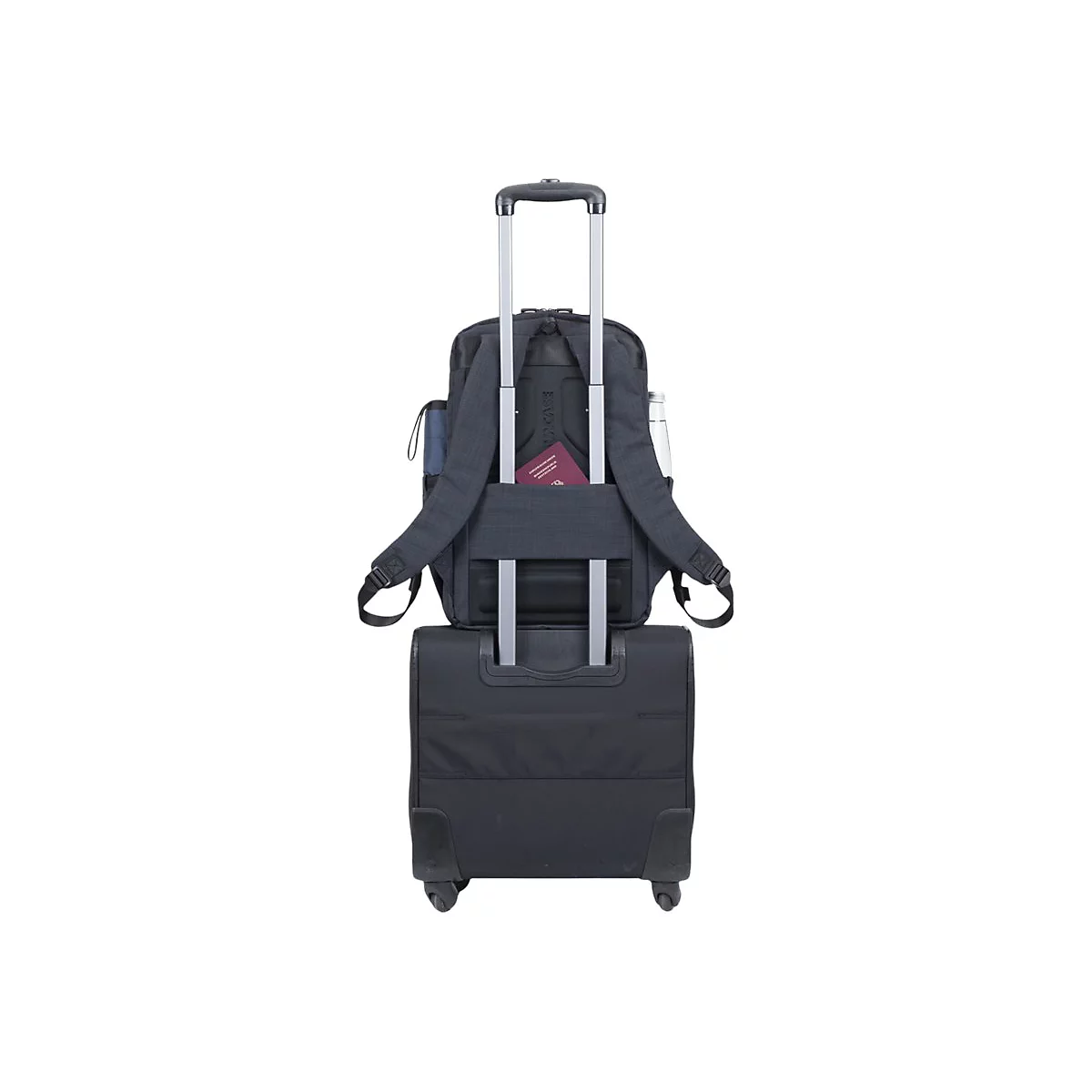 Schwarzer Rucksack auf einem Trolley. Ein Reisepass ist in der Ã–ffnung des Rucksacks zu sehen.